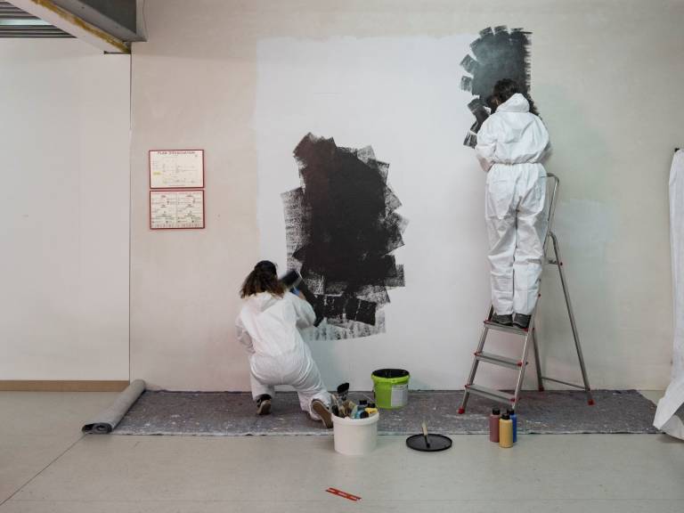 Séance de peinture au dépôt du musée pour reproduire l'arrière-fond du tableau "Le champion" de Joseph Kutter - étape 1