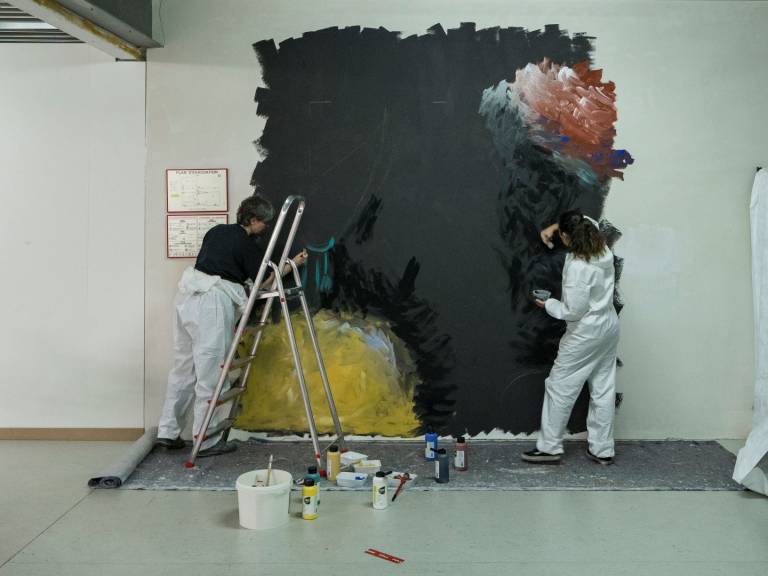 Séance de peinture au dépôt du musée pour reproduire l'arrière-fond du tableau "Le champion" de Joseph Kutter - étape 2