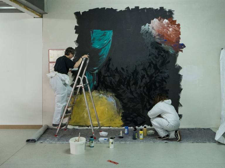 Séance de peinture au dépôt du musée pour reproduire l'arrière-fond du tableau "Le champion" de Joseph Kutter - étape 3