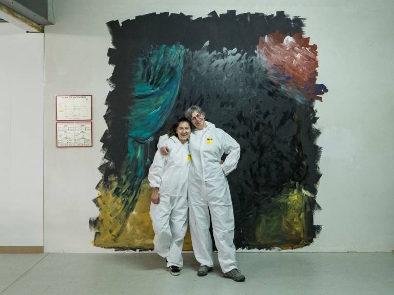 Mission accomplie: l'équipe pose fièrement devant la peinture murale