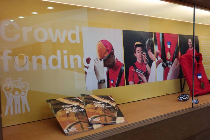 Vue sur la vitrine "Klammt mat an d'Course!" à l'entrée du musée