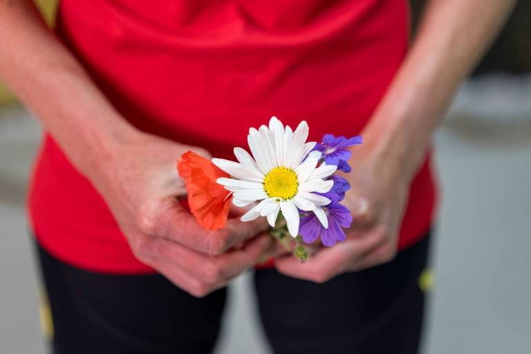 Christine Majerus tenant des fleurs en main