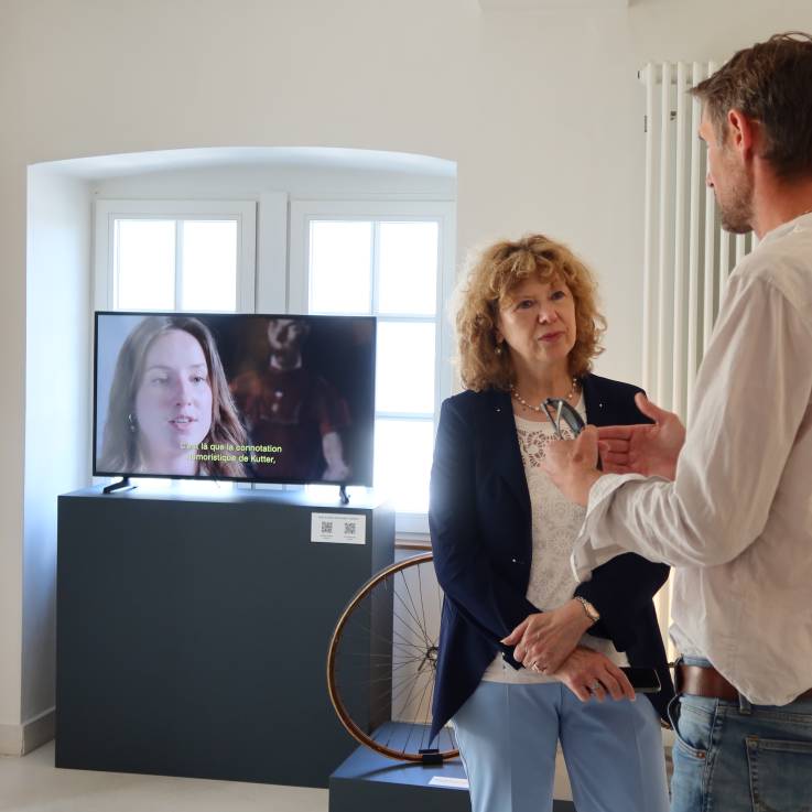 Fränk Schleck en conversation avec la petite-fille de Nicolas Frantz, Joëlle Letsch
