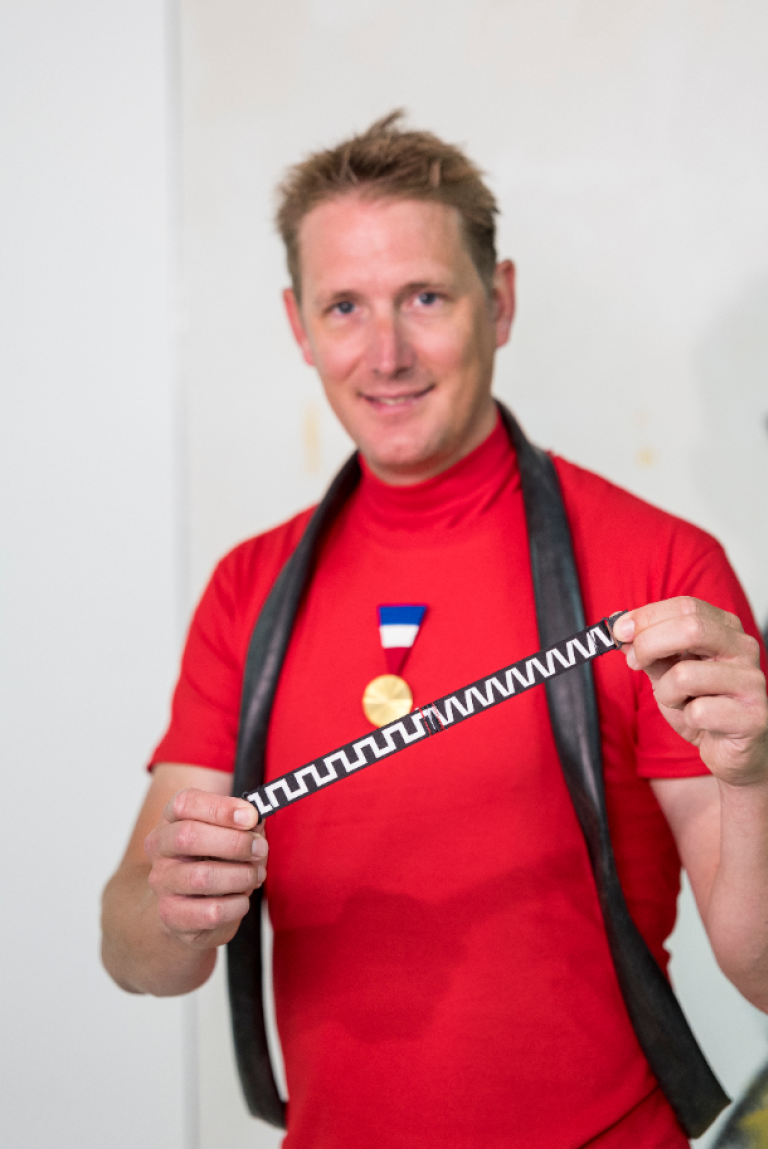 Andy Schleck tenant en main un ruban corporate du musée