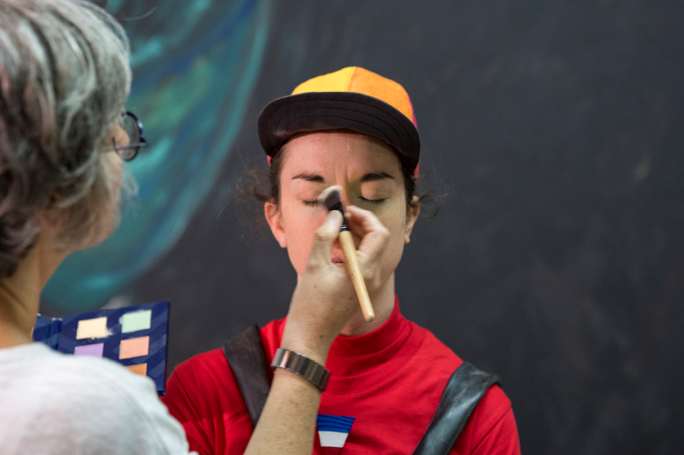 Christine Majerus en séance de maquillage