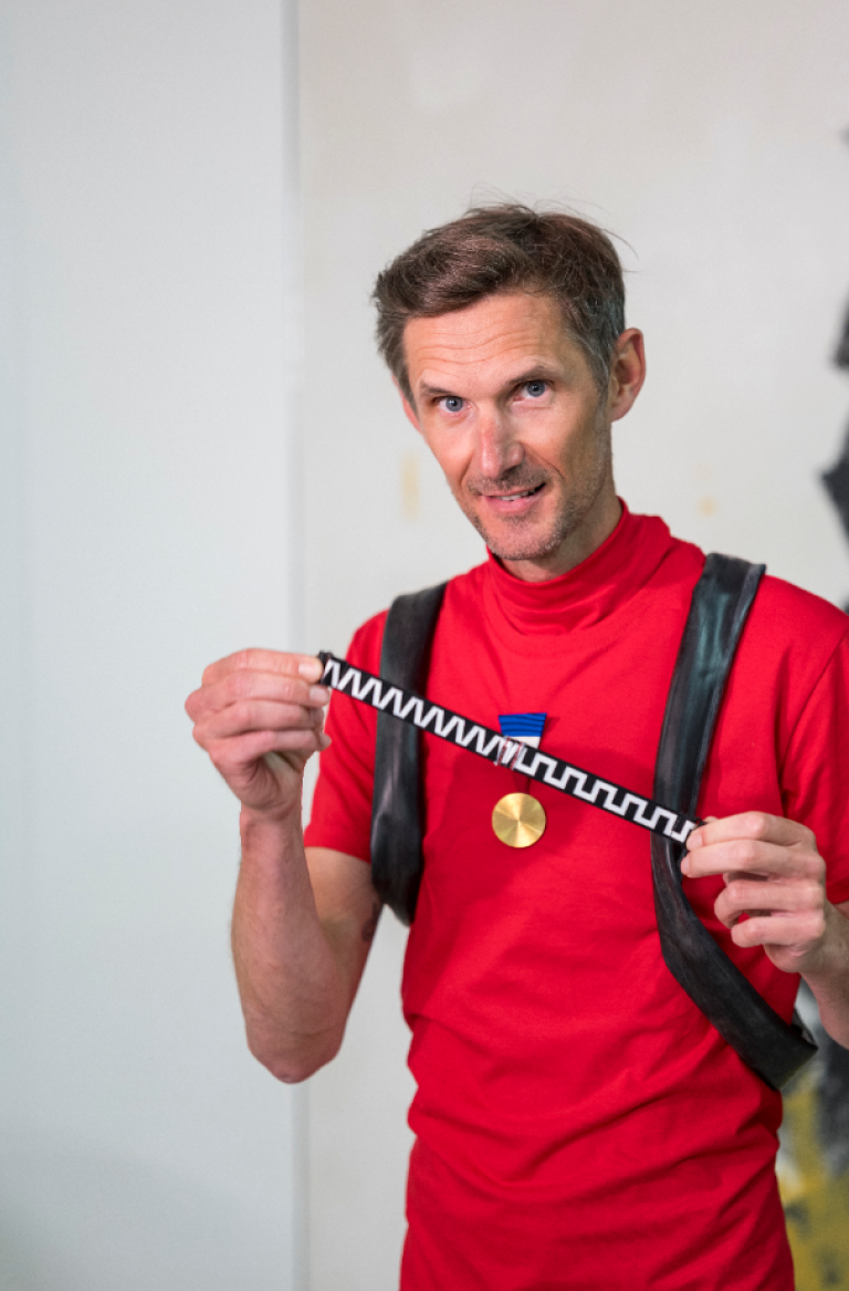 Fränk Schleck tient un ruban corporate du musée en main