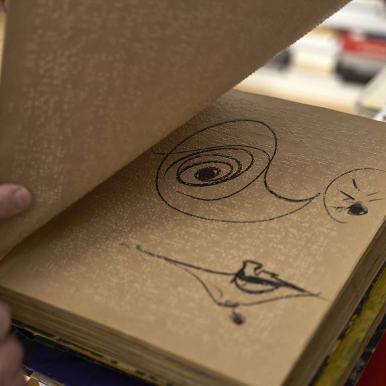 Dessins recouvrant du papier imprimé en  braille