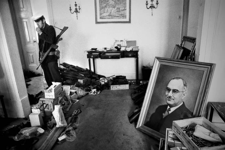 Photo prise le 25 avril 1974 dans le cabinet ministériel à Lisbonne après occupation de celui-ci par les militaires à l'origine de l'insurrection pacifique de la révolution des Œillets  