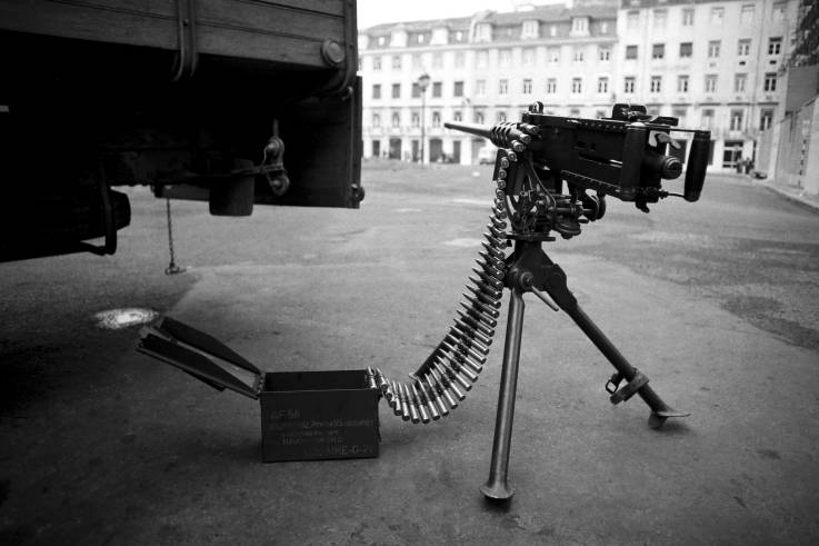 Scène de rue lors du renversement militaire du régime dictatorial au Portugal le 25 avril 1974 - mitrailleuse en avant-plan