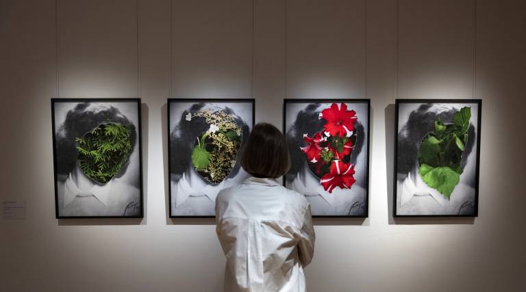In front of a work of the  Rethinking identity exhibition at the Nationalmusée um Fëschmaart.