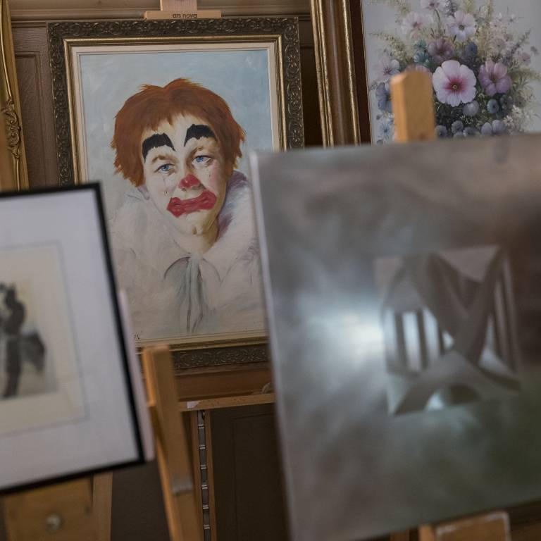 Amas de tableaux d'un atelier artistique 