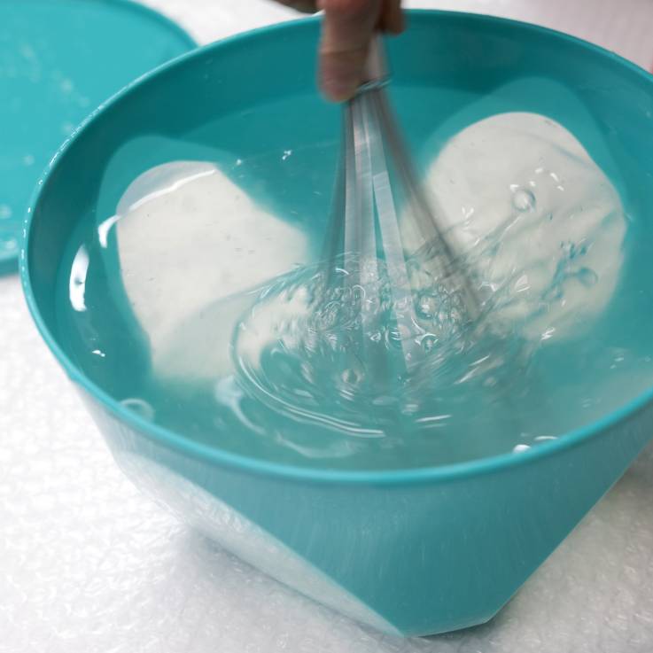 La colle à tapisser est préparé pour l'atelier autour du papier marbré