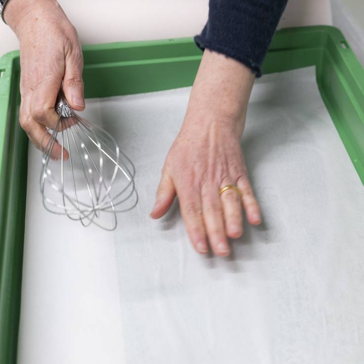 Le papier est préparé pour l'atelier autour du papier marbré