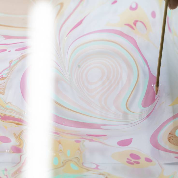 Les motifs de forme ronde créés au pinceau sont modifiés à l’aide de bâtonnets