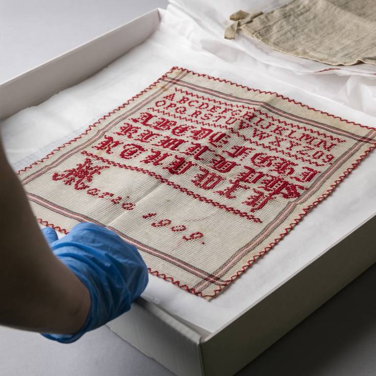 Ein quadratisches Alphabet-Tuch aus dem Archiv des Museums