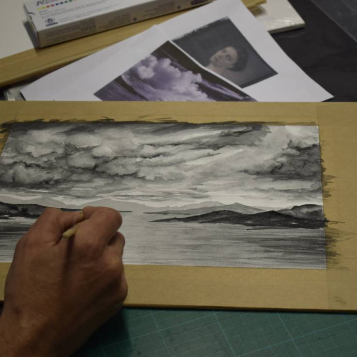 Ein fertiges monochromes Aquarellbild bildet das Meer, Inseln und einen wolkigen Himmel ab