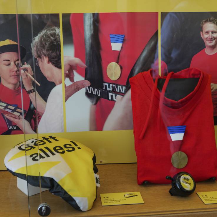 Aperçu de la vitrine qui passe en revue le shooting avec les cyclistes.