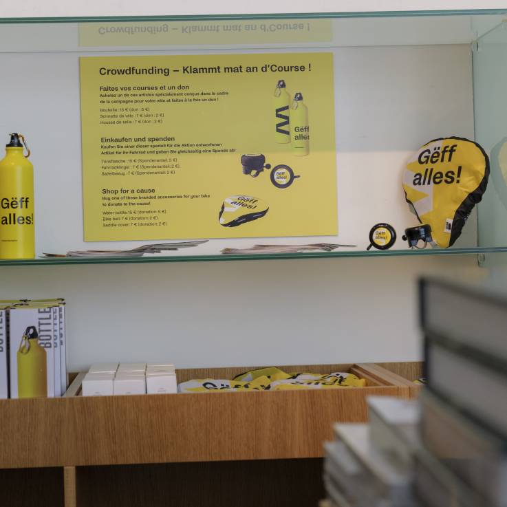 Articles de marketing en vente dans le shop du musée au profit de notre levée de fonds.