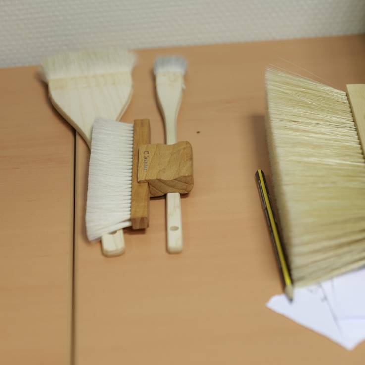 Accessoires de dépoussiérage adaptés aux archives papier.