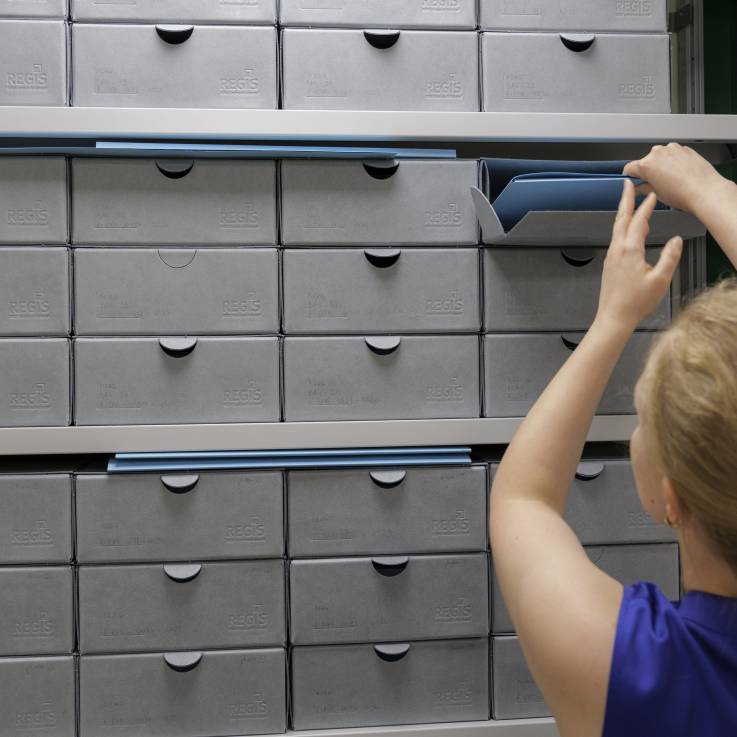 Les documents sont classés et placés dans du matériel de stockage adapté à leur conservation à long terme.