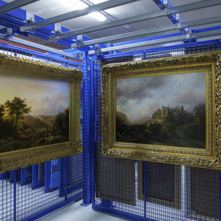 Au dépôt du musée, l’équipe restauration a fait installer en miroir les deux Koekkoek de nos collections: la précision topographique privilégiée  par le peintre est remarquable.