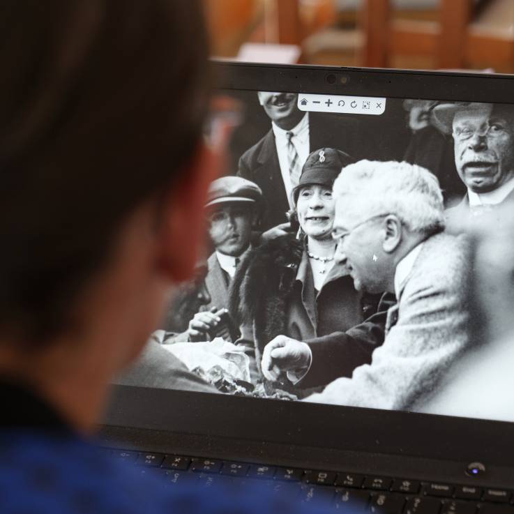 La pratique des remises de médailles lors des compétitions sportives est relativement récente. Auparavant, la plupart de souvenirs métalliques des compétitions étaient donnés aux organisateurs de ces événements sportifs.