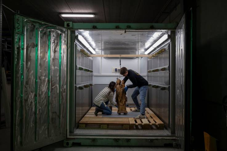 Traditionnellement, c’est la chimie qui vient à la rescousse pour lutter contre les bestioles. Mais pour éviter que des éléments toxiques ne pénètrent les oeuvres qu’elles finissent par libérer dans l’environnement, contaminant ainsi l’atmosphère, le musée innove avec un procédé écologique.