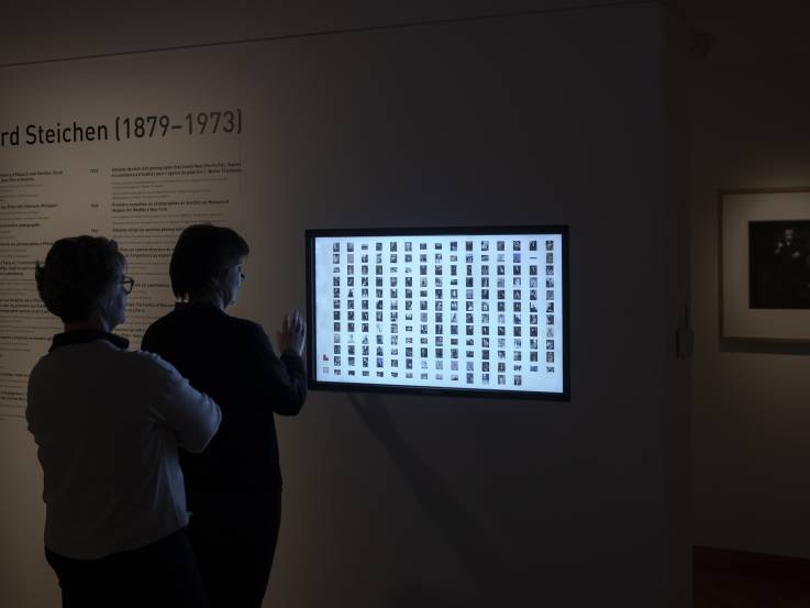 Visitors in front of a digital panel in the Steichen cabinet at the Nationalmusée um Fëschmaart.