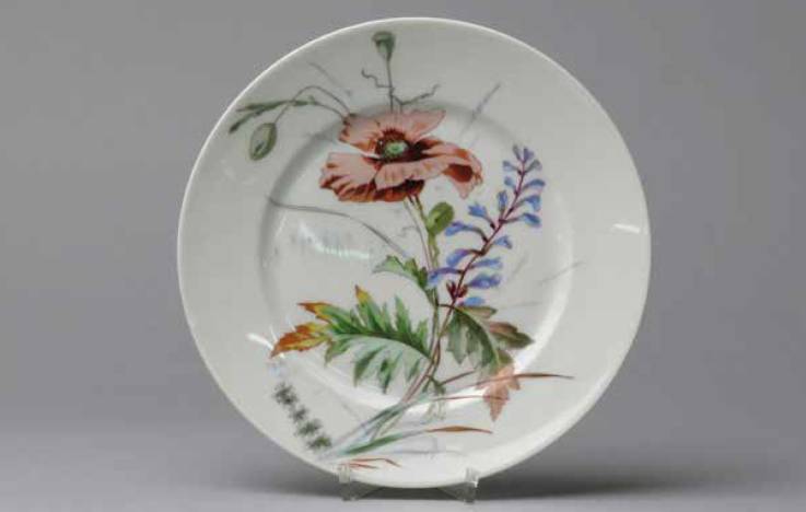 Polychrome Dekoration auf Teller