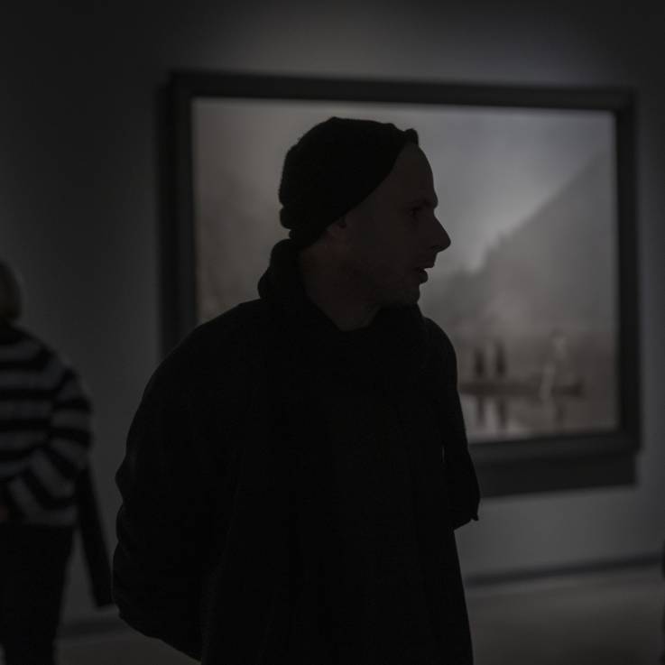 L'artiste Pit Molling conduisant un groupe de visiteurs à travers l'exposition Inspired by Steichen 