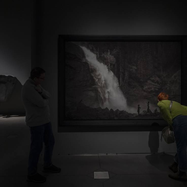 Une dame observant une photo.