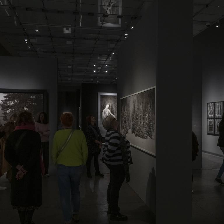 Visiteurs déambulant dans la salle