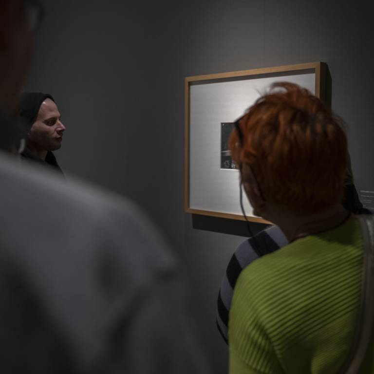 Groupe de visiteurs devant une oeuvre de Steichen.