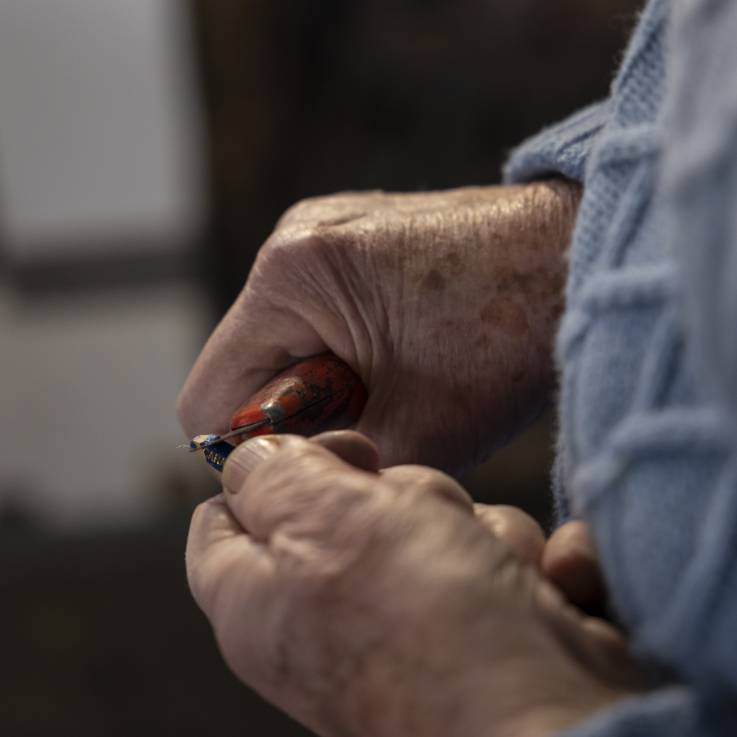 Der Künstler beim Spitzen von Farbbleistiften
