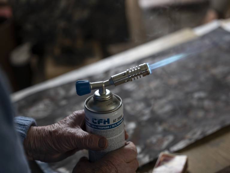 Arthur Unger hält einen Gasbrenner