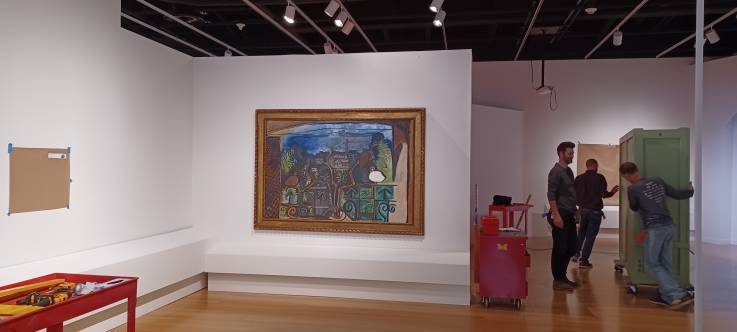 Accrochage de l'oeuvre Picasso au Mint Museum 