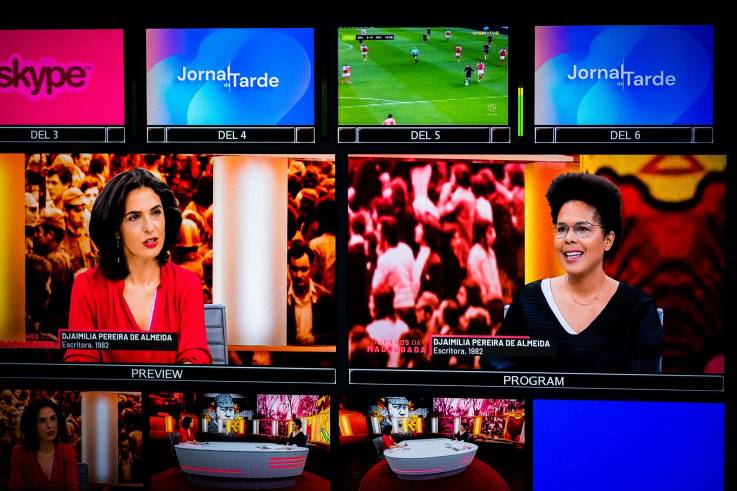 Lors de la saison 1 de son programme, Anabela Mota Ribeiro reçoit Djaimilia Pereira de Almeida (*1982, Luanda), docteure en Théorie de la littérature. La journaliste relève qu’en 1982, le Portugal comptait à peine 130 titulaires de doctorat - dont 35 femmes. En 2012, date de la soutenance de son invitée, ce chiffre passe à 2.232 docteur.e.s, dont 1.209 femmes.